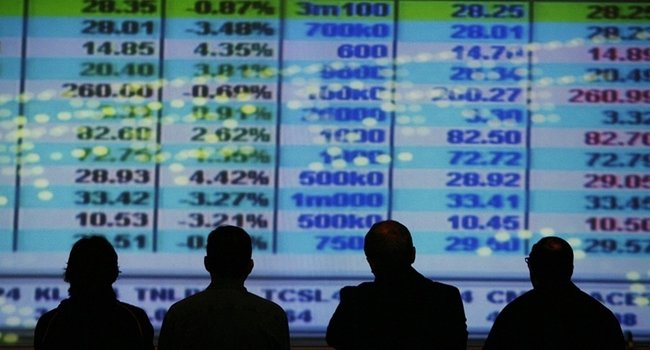 icone-economia-bolsa-bovespa-mercado-financeiro-homens-observam-indices-em-painel-na-bovespa-em-sao-paulo-1276092836235_956x500