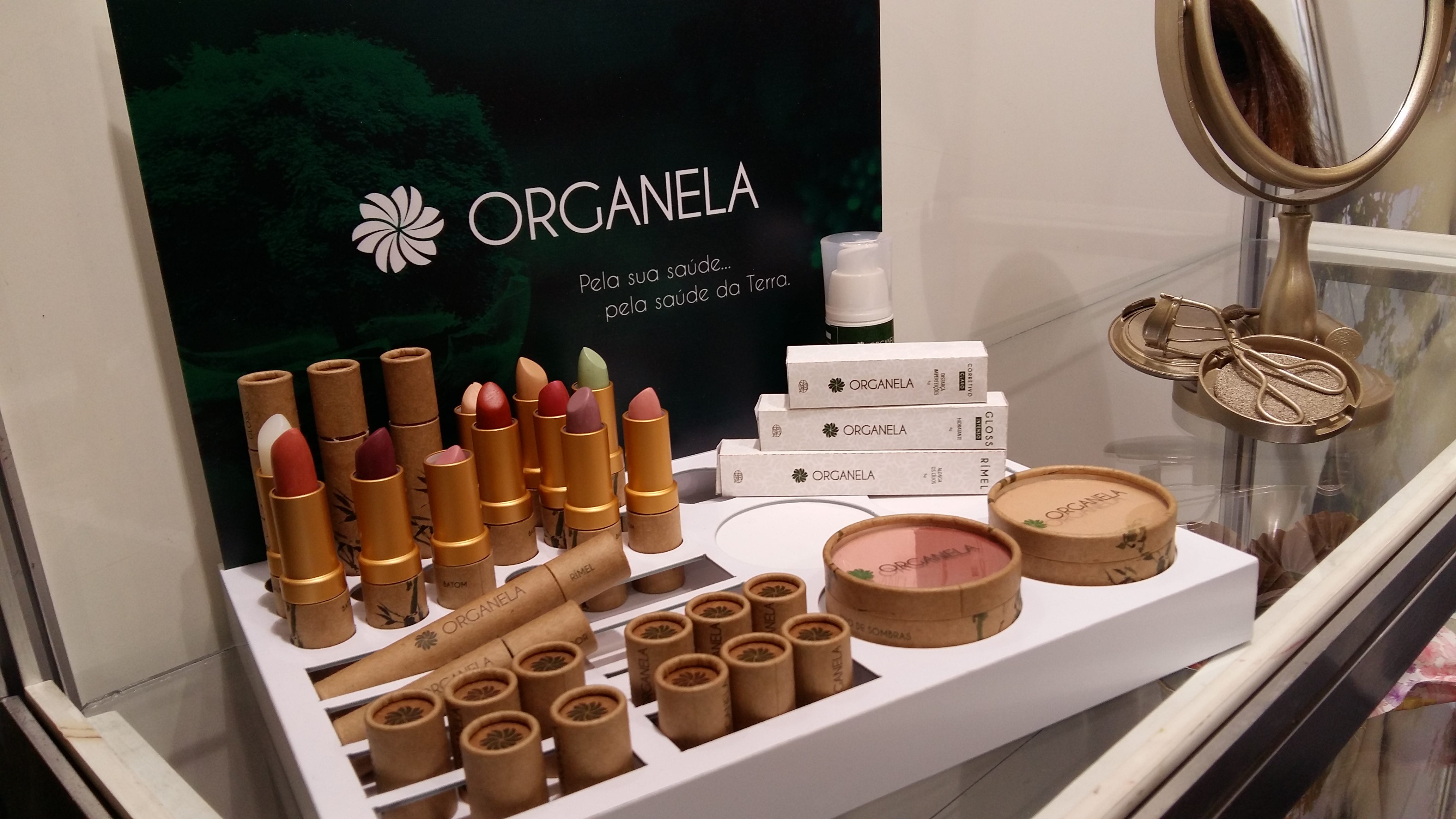 Organela - Estreante no mercado e com lançamento oficial durante o evento, a marca tem como objetivo oferecer ao público brasileiro uma linha de maquiagem produzida de forma ecologicamente correta e com ingredientes exclusivamente naturais e orgânicos. Desta forma, os idealizadores acreditam que é possível auxiliar no cuidado da saúde e do meio ambiente.