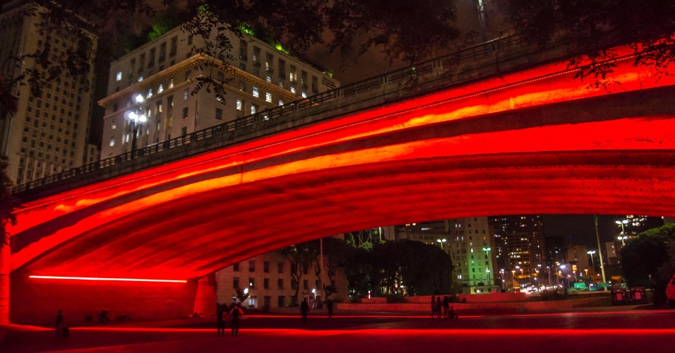 Iluminação com luz vermelha no viaduto chá em São Paulo