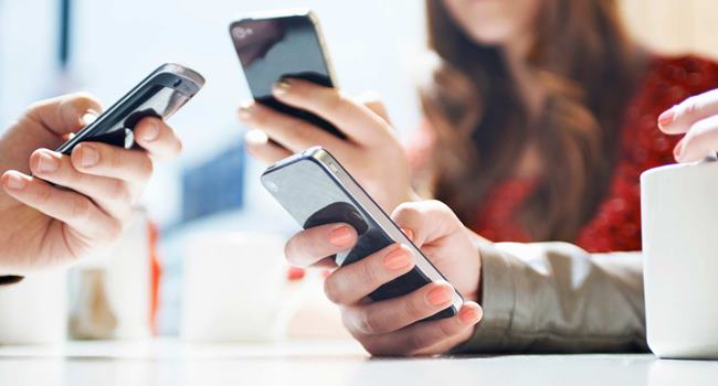 Usando smartphone