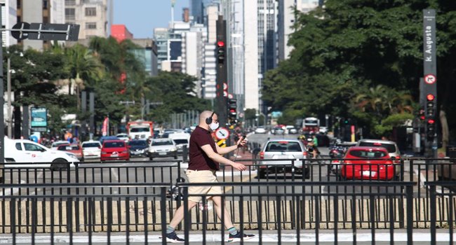 Pedestre usa máscara de proteção contra covid-19 na avenida Paulista.