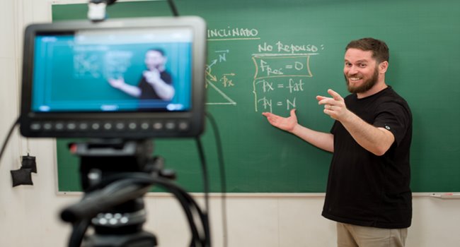 professor-aula-online-estudio-educacao-ead-virtual