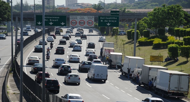rodovia-transito-automoveis-carros-estradas