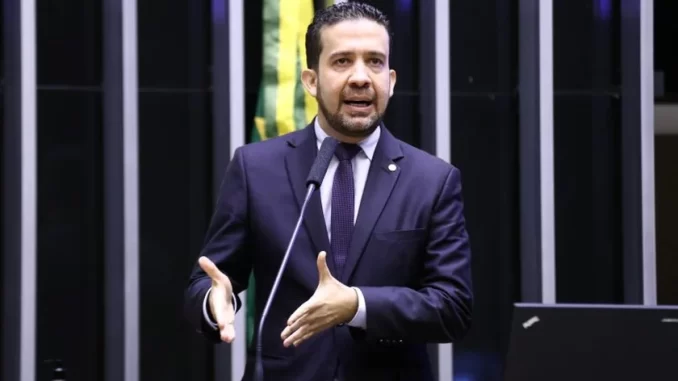 conselho-de-etica-da-camara-suspende-mandato-de-andre-janones-por-ofensas-a-nikolas-ferreira