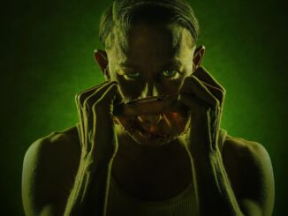 Imagem de uma personagem com expressão sombria segurando um óculos amarelo, com fundo verde escuro, anunciando a estreia da 3ª temporada de Monster na Netflix.