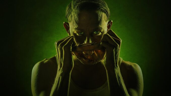Monster Imagem de uma personagem com expressão sombria segurando um óculos amarelo, com fundo verde escuro, anunciando a estreia da 3ª temporada de Monster na Netflix.