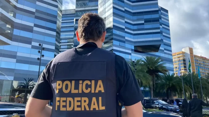 Agente da Polícia Federal durante operação contra o PCC no setor de combustíveis em totalidade com edifícios e veículos na cidade.