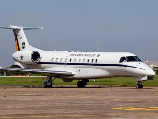 Imagem do avião da Força Aérea Brasileira que apresentou falha, mantendo o governador de São Paulo, Geraldo Alckmin, na Colômbia por cautela, devido a problemas técnicos no voo.