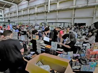 Visitantes no Canal 3 Expo 2025 revivendo a nostalgia das locadoras com acervo de 15 mil filmes, uma experiência única para fãs de cinema e colecionadores.