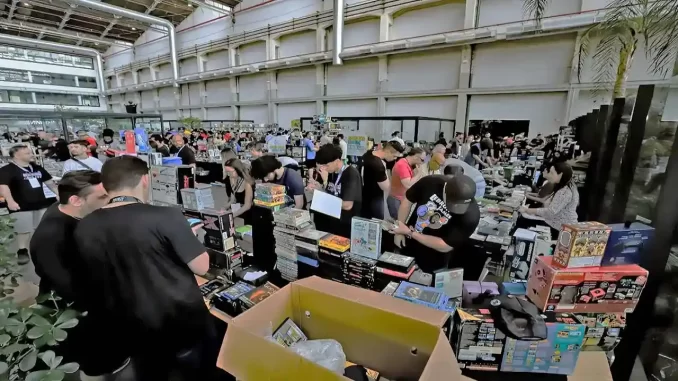 Visitantes no Canal 3 Expo 2025 revivendo a nostalgia das locadoras com acervo de 15 mil filmes, uma experiência única para fãs de cinema e colecionadores.