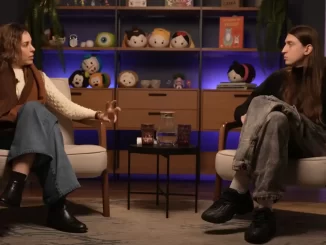 Cena de uma entrevista de psicóloga com adolescente sobre justiça interna por ameaças após entrevista a Felca, com cenário de decoração com bonecos em estante ao fundo.