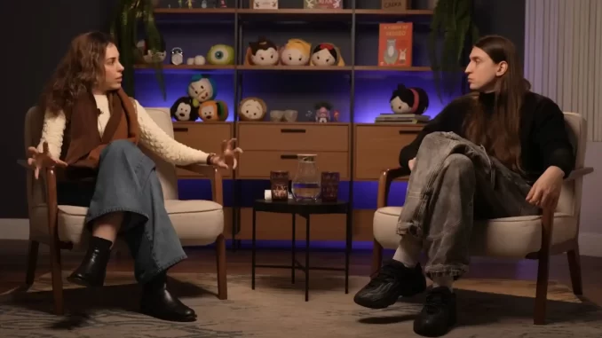 entrevista-psicologa-adolescente-justica-interna-ameacas-felca Cena de uma entrevista de psicóloga com adolescente sobre justiça interna por ameaças após entrevista a Felca, com cenário de decoração com bonecos em estante ao fundo.