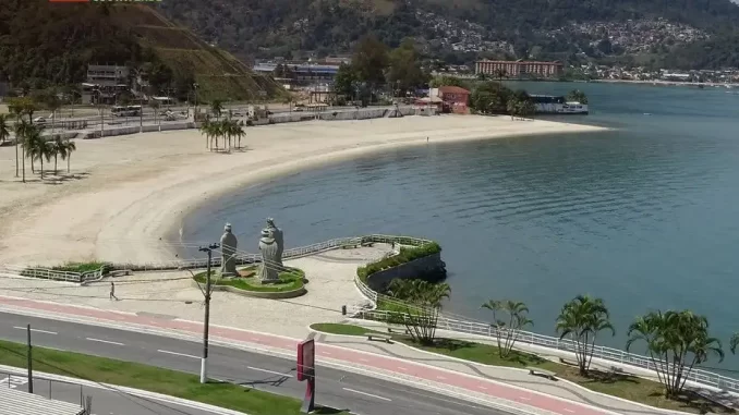 exporio-turismo-angra-dos-reis-setembro-jpg Imagem da praia de Angra dos Reis promovida pelo ExpoRio Turismo, destacando o movimento na orla, natureza ao redor e o mar tranquilo em setembro.