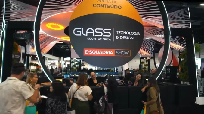 feira-glass-south-america-2023-tecnologia-design-inovacao Pessoas participando da feira Glass South America 2023 com destaque para o stand de tecnologia, design e inovação no setor de vidro na Arena de Conteúdo.