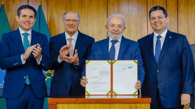 governo-lanca-pacote-de-r-30-bi-contra-tarifaco-dos-estados-unidos_widexl