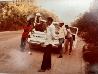 Imagem antiga mostrando pessoas ao redor de uma caminhonete Chevrolet na rodovia no Pará, relacionada à condenação da Volkswagen por trabalho escravo.