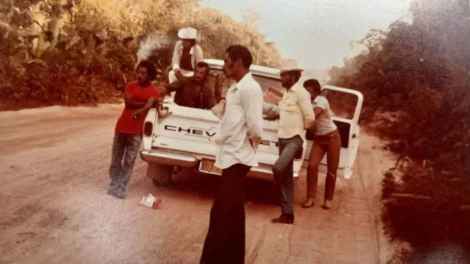 justica-condena-volkswagen-trabalho-escravo-para Imagem antiga mostrando pessoas ao redor de uma caminhonete Chevrolet na rodovia no Pará, relacionada à condenação da Volkswagen por trabalho escravo.