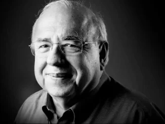 Imagem em preto e branco de Luis Fernando Verissimo, celebrando sua vida e carreira, que emocionou artistas e o meio político com sua morte.