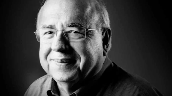 morte-de-luis-fernando-verissimo-comove-artistas-e-meio-politico Imagem em preto e branco de Luis Fernando Verissimo, celebrando sua vida e carreira, que emocionou artistas e o meio político com sua morte.