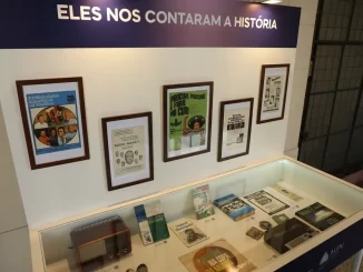 Exposição na história do Maracanã no Palácio Tiradentes comemorando 75 anos do estádio, com fotos, jornais históricos e objetos relacionados.