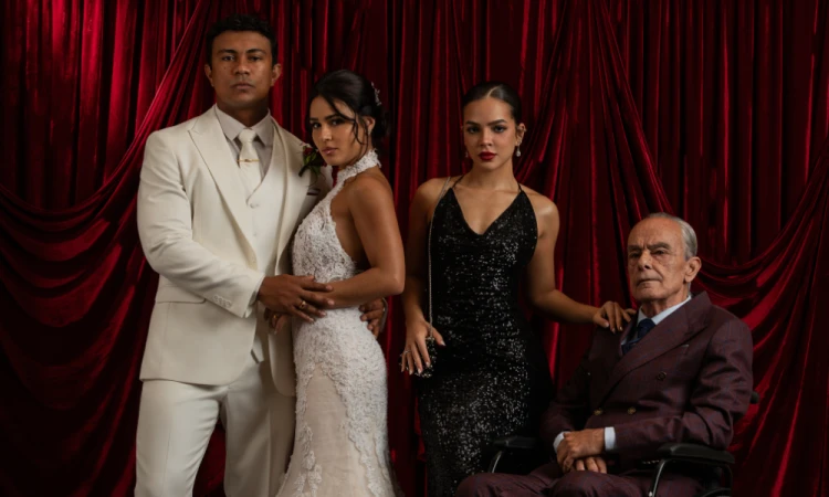 Imagens promocionais da série Os Donos do Jogo na Netflix, destacando atores em uma atmosfera dramática com fundo de cortinas vermelhas.