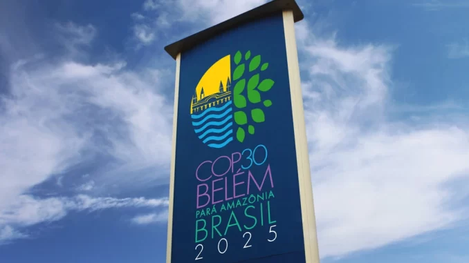 placa-copa-belo-horizonte-amazonia-brasil-2025 Placa comemorativa do Projeto Copa Belo Horizonte Amazonas Brasil 2025 com logo colorido, céu azul e nuvens ao fundo.