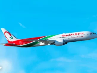 Avião da Royal Air Maroc em voo, com as cores do Brasil, transportando turistas e participantes da Bienal, que será apoiada como transportadora oficial.