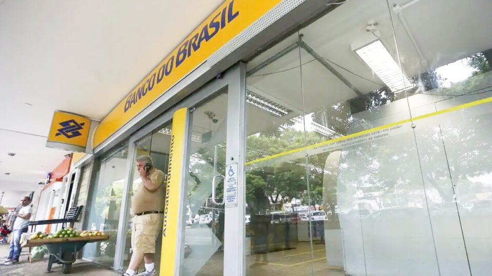 Lucro do Banco do Brasil recua 60% após avanço da inadimplência - Imagem do artigo original