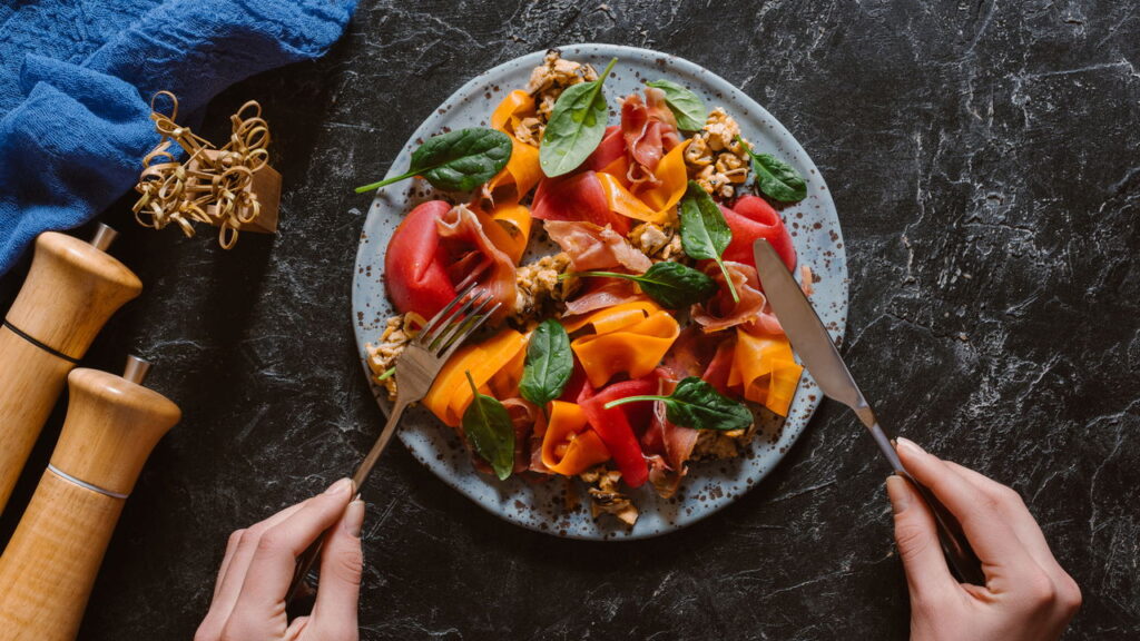 Nutricionistas explicam como jantar tarde afeta seu peso - Imagem do artigo original