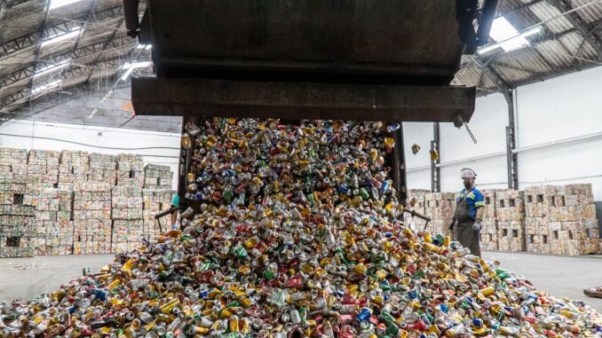 Imagem destacada - Brasil mantém 97,3% de reciclagem das latinhas de alumínio em 2024