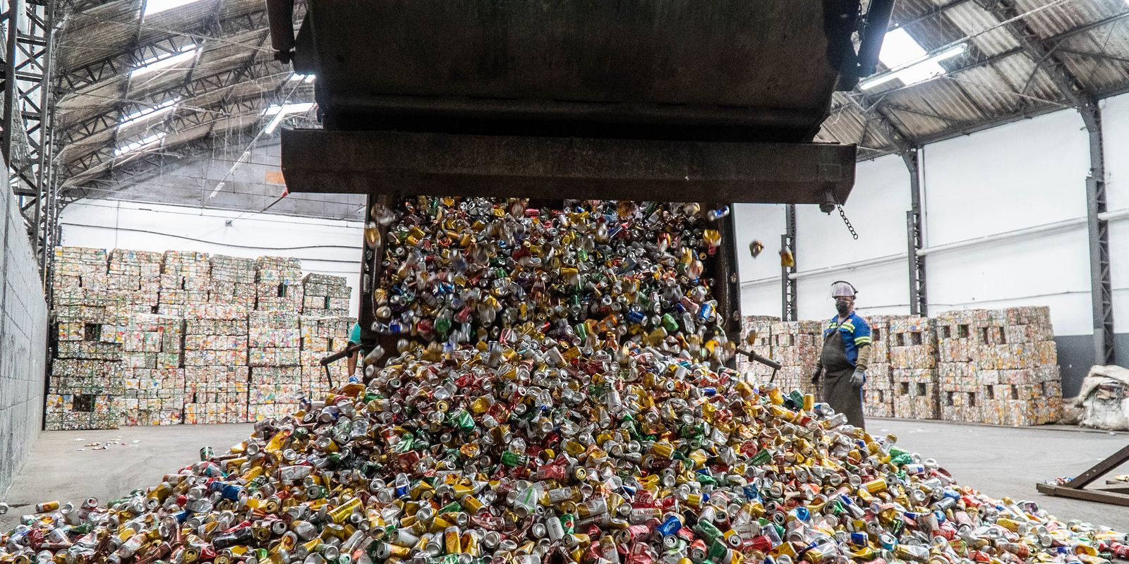 Brasil mantém 97,3% de reciclagem das latinhas de alumínio em 2024 - Imagem do artigo