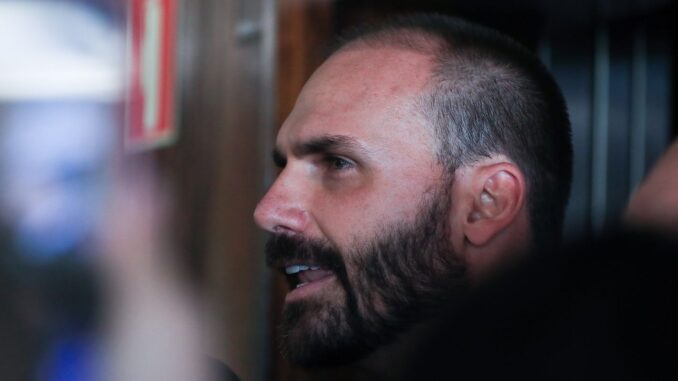Imagem destacada - Eduardo Bolsonaro critica Polícia Federal após indiciamento por tentativa de golpe