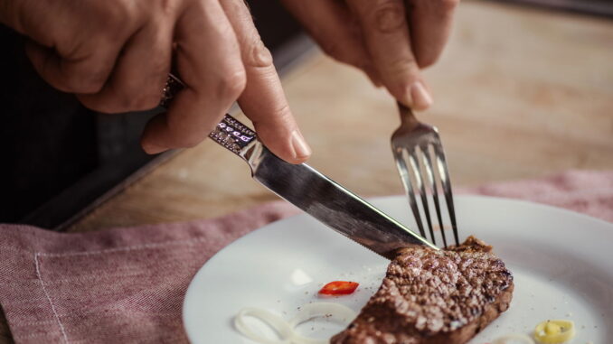 Imagem destacada - Nutricionistas explicam como jantar tarde afeta seu peso