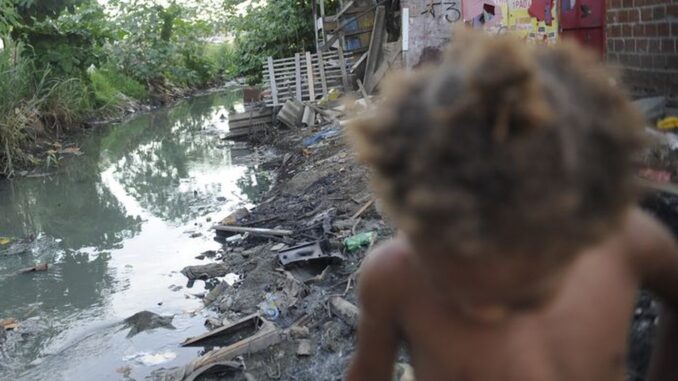 Imagem destacada - Três em cada dez lares brasileiros seguem sem esgoto na rede geral