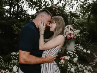 Taylor Swift anuncia noivado com Travis Kelce nas redes, em momento romântico ao ar livre com árvores e flores ao fundo, demonstrando felicidade com o noivado.