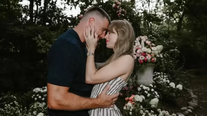 Taylor Swift anuncia noivado com Travis Kelce nas redes, em momento romântico ao ar livre com árvores e flores ao fundo, demonstrando felicidade com o noivado.