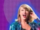 Imagem da cantora Taylor Swift com sorriso e cabelo loiro, em fundo com efeitos de pontos coloridos, relacionada ao tema de show em Copacabana.