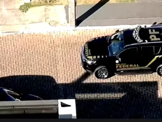 Veículo da Polícia Federal no endereço de Bolsonaro durante vistoria, com reforço externo na casa do ex-presidente, conforme ordenado por Moraes.