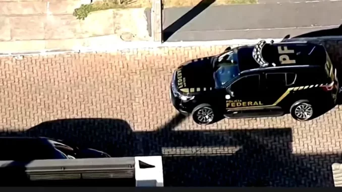 veiculo-policial-federal-vistoria-bolsonaro Veículo da Polícia Federal no endereço de Bolsonaro durante vistoria, com reforço externo na casa do ex-presidente, conforme ordenado por Moraes.
