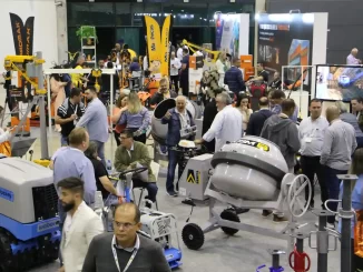 Participantes participando do Analoc Rental Show 2026 no Expo Center Norte em julho, apresentando equipamentos de construção e tecnologia avançada.