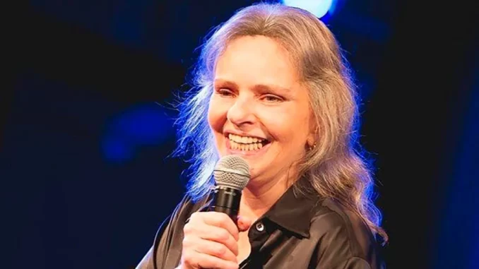 angela-ro-ro-morte-infeccao-pulmonar-rio Celebridade Angela Ro Ro sorrindo e segurando um microfone em evento no Rio de Janeiro, aos 75 anos, após luta contra infecção pulmonar.