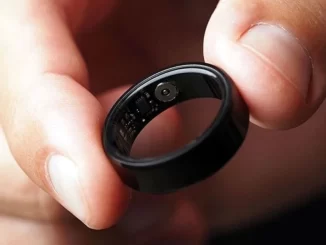 Imagem de uma pessoa segurando um anel inteligente com sensor, que promete medir glicose sem agulha, após a Anvisa vetar sua venda no Brasil.