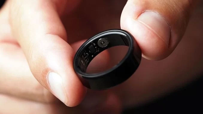 anvisa-veta-venda-de-anel-medidor-de-glicose-sem-agulha Imagem de uma pessoa segurando um anel inteligente com sensor, que promete medir glicose sem agulha, após a Anvisa vetar sua venda no Brasil.