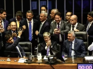 Legisladores comemoram após aprovação da Câmara na votação da PEC da Blindagem, enviando a proposta ao Senado Federal, refletindo o momento político de destaque