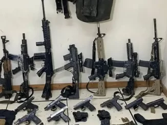 Imagem mostrando diversas armas apreendidas pela Polícia Militar no Rio de Janeiro até 2025, totalizando 500 fuzis confiscados.