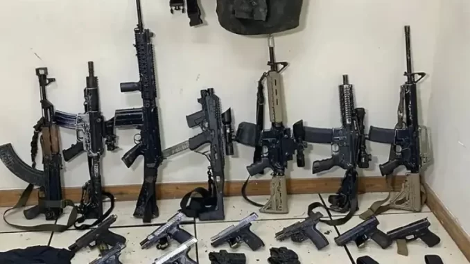 armas-apreendidas-policia-militar-rio-de-janeiro-2025 Imagem mostrando diversas armas apreendidas pela Polícia Militar no Rio de Janeiro até 2025, totalizando 500 fuzis confiscados.