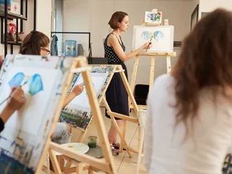Aula de arte em escola de tempo integral promovida pelo MEC e MinC com crianças participando de atividades de pintura e expressão artística.