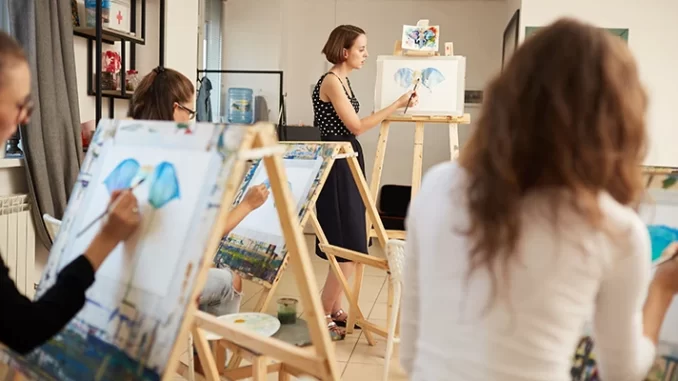arte-escola-tempo-integral-mec-minc-jpg Aula de arte em escola de tempo integral promovida pelo MEC e MinC com crianças participando de atividades de pintura e expressão artística.
