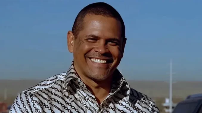 ator-raymond-cruz-breaking-bad-prisao-agressao-jpg Ator Raymond Cruz de 'Breaking Bad' sorrindo ao ar livre após suposta prisão por agressão, destacado por sua expressão facial e camisa estampada.