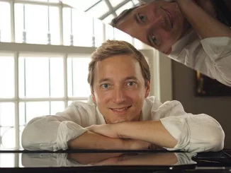 Cantor francês Aymeric Frerejean viraliza com a música 'Evidências' em francês e outras da MPB, com destaque na divulgação das canções no cenário musical.